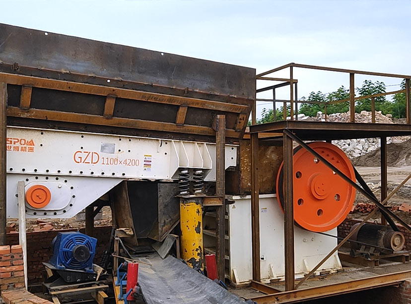 河北唐山鹅卵石破碎生产线现场
