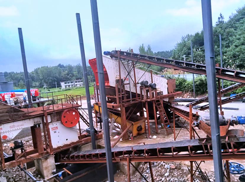 湖北客户颚式破碎机生产现场