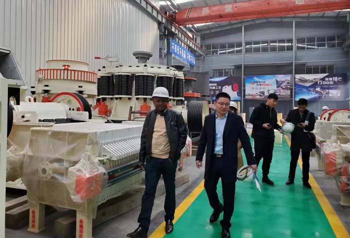 世博机器破碎机国外客户前来参观订货