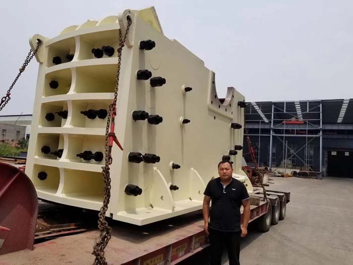 大型破碎机和人对比