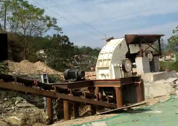 锤式的打砂机工作现场