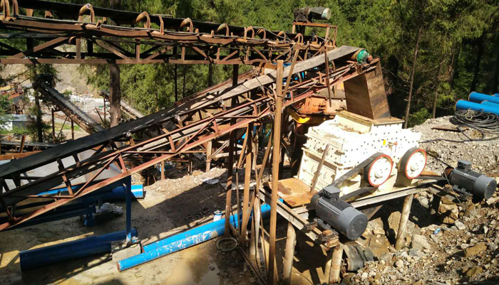 双转子制砂机破碎现场