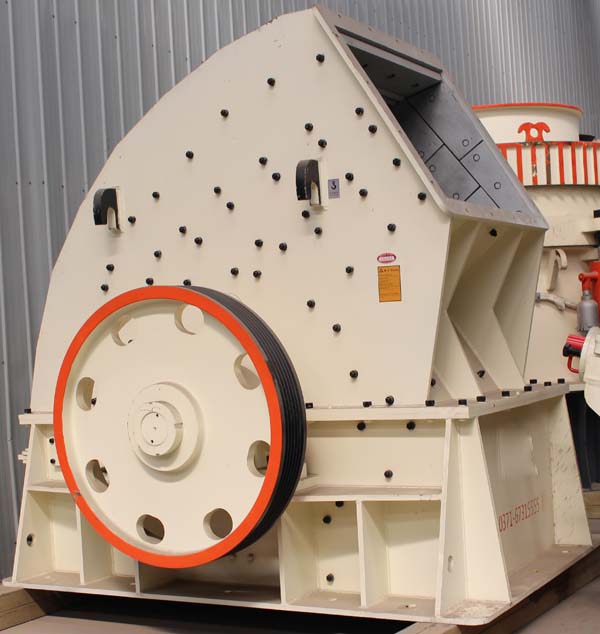 重锤破碎机生产车间组装完毕