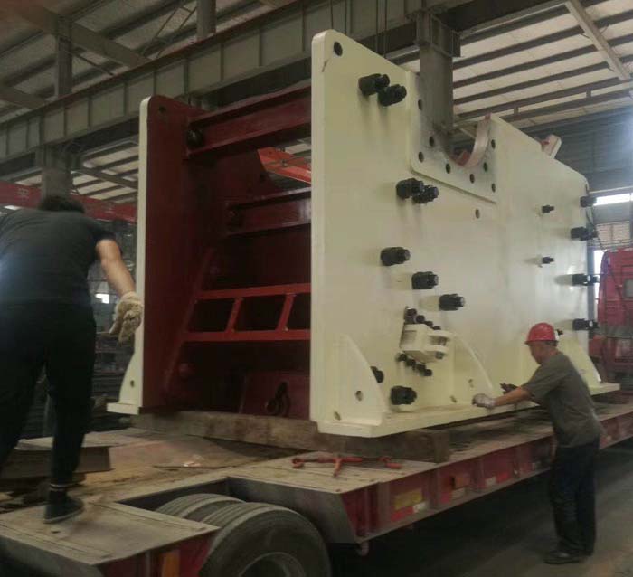 大型颚式破碎机装车发货了