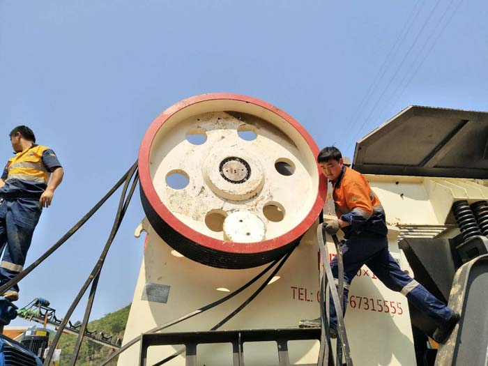 大型颚式破碎机安装现场