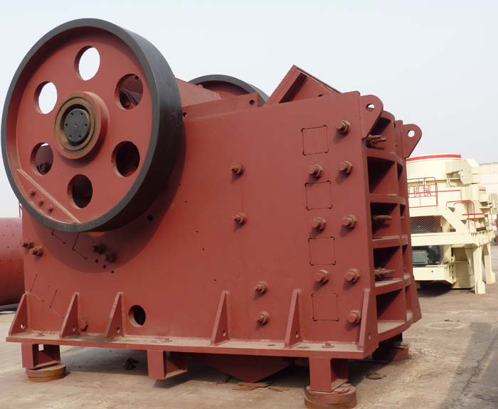 大型颚式破碎机组装完成