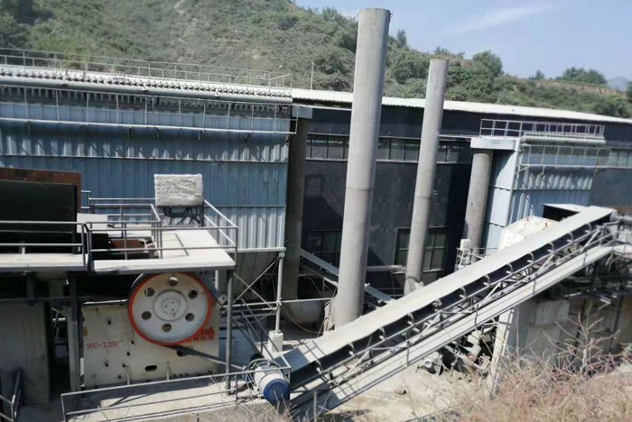 900x1200颚破机工作现场