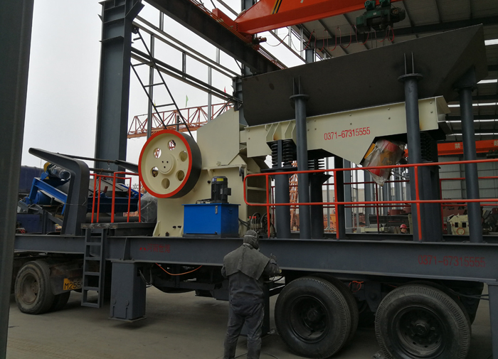 轮胎式移动石头粉碎机械正在安装中