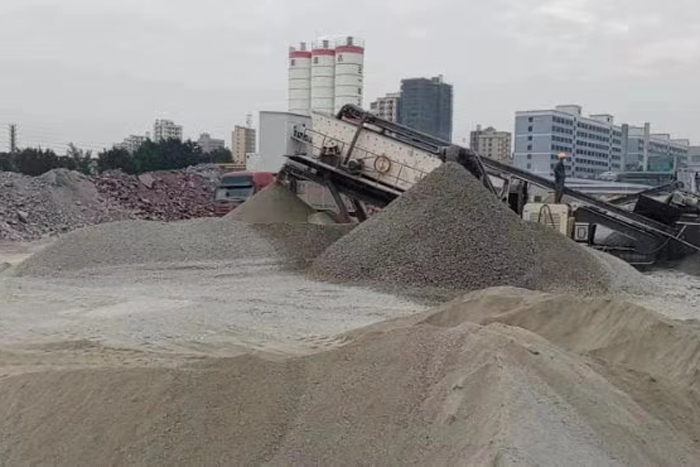 履带移动磕石子机生产石子现场图