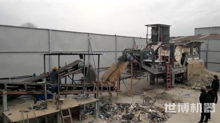 移动破碎站双机搭配破碎建筑垃圾现场