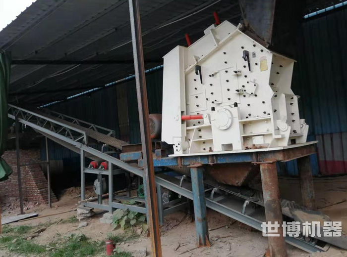 1000*700小型反击破安装现场