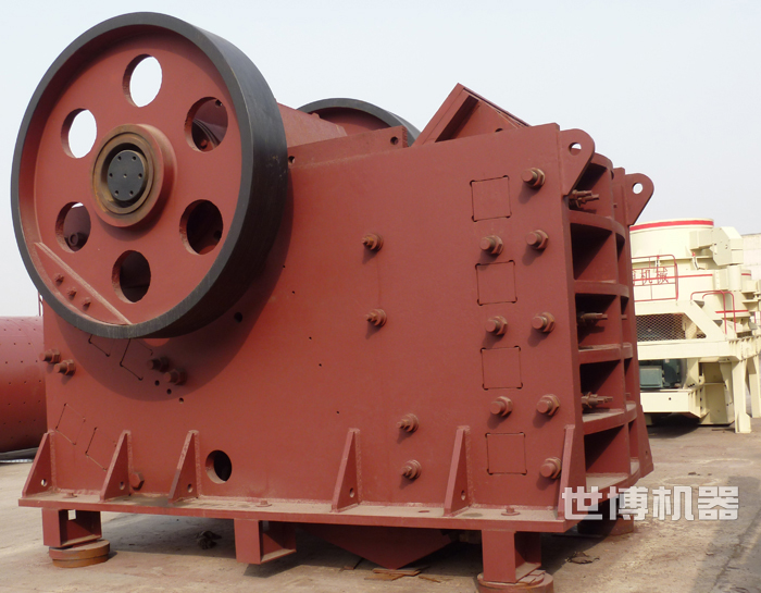 大型粉碎石头的老虎机