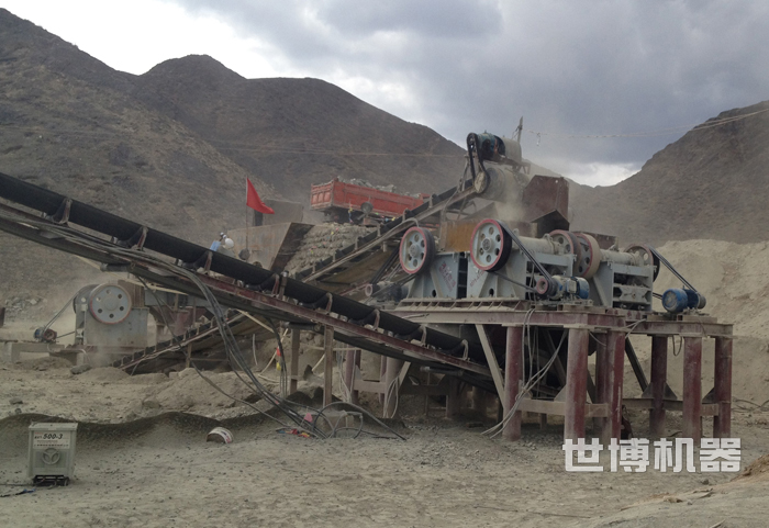 第一步，破碎生产线对石头先粗破一次