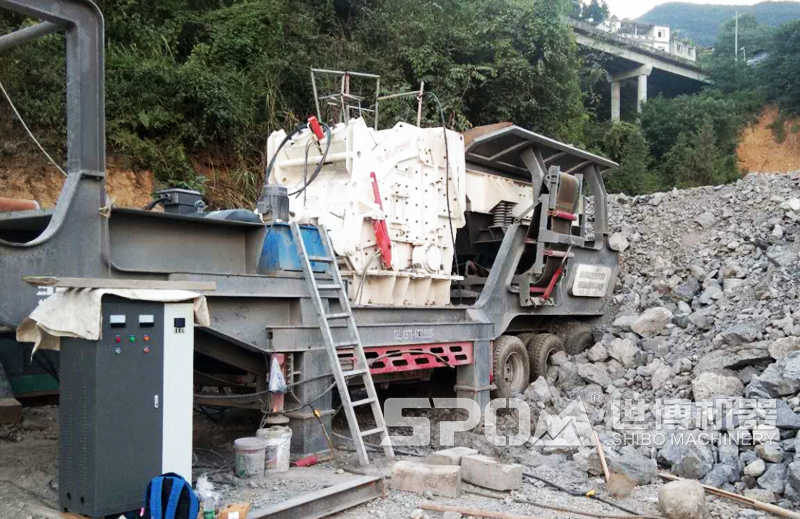 移动式破碎站生产石子现场
