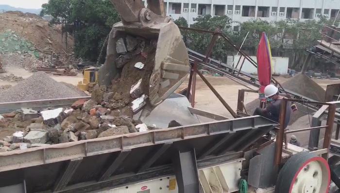 建筑垃圾破碎机工作现场