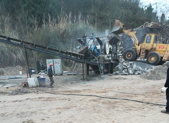 建筑垃圾粉碎机工作现场