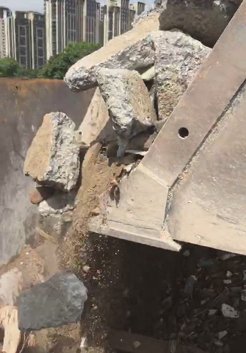 建筑垃圾给料现场