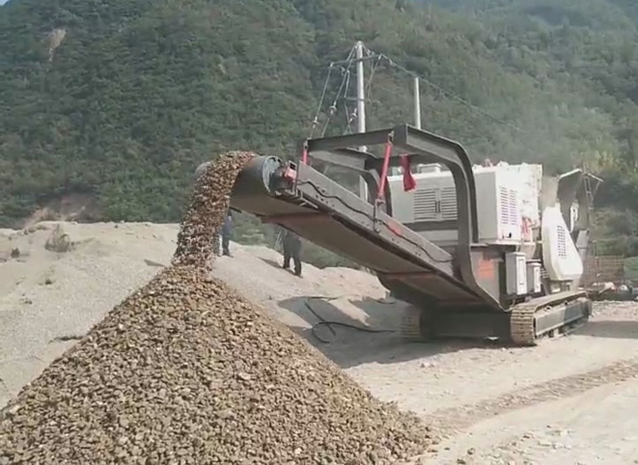 履带式破碎站生产石子现场图