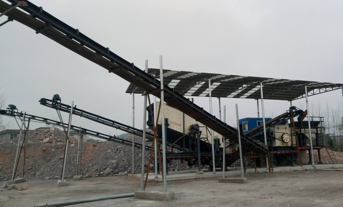 移动箱式粉碎机工作现场