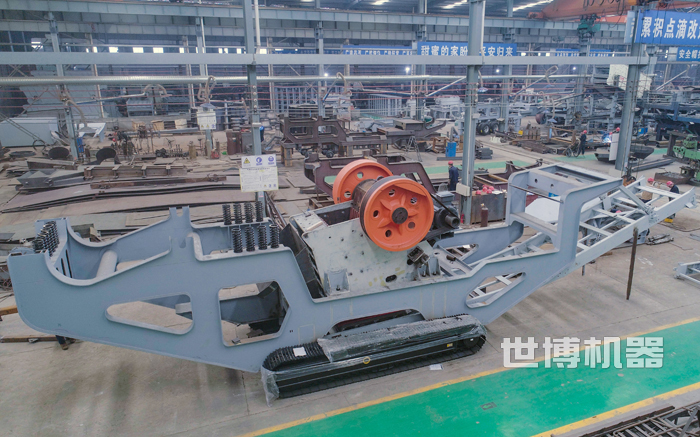 履带破碎车生产现场