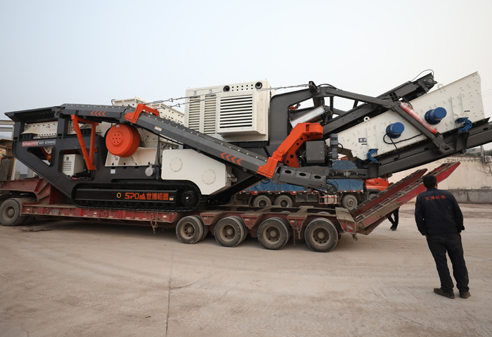 世博行走式破碎机装车准备发货