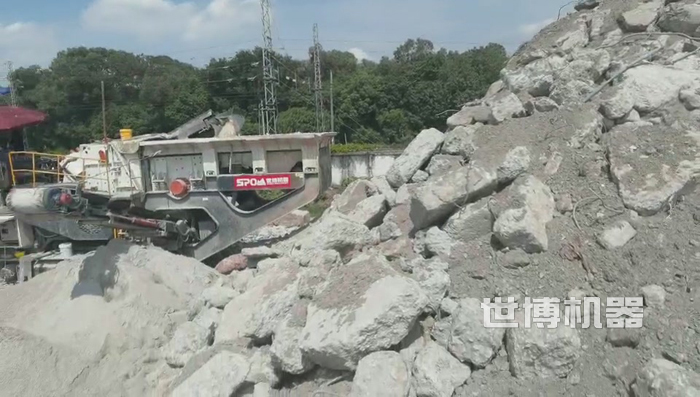 履带式破碎站粉碎建筑垃圾现场图