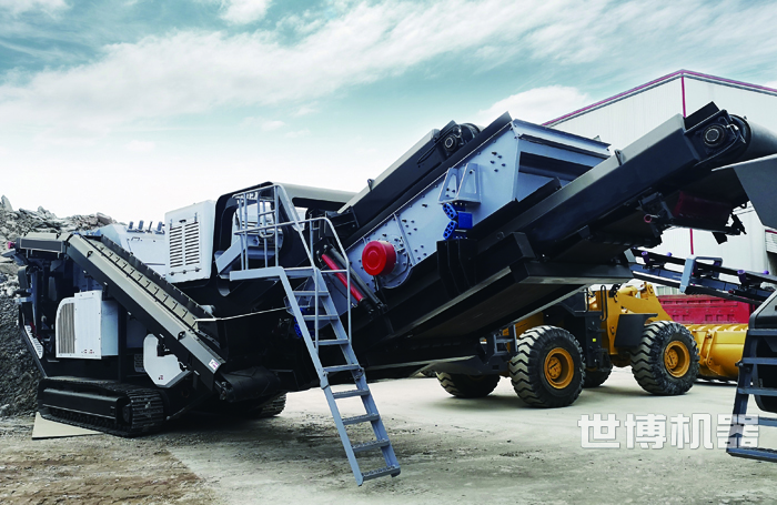 履带式破碎筛分联合设备工作现场