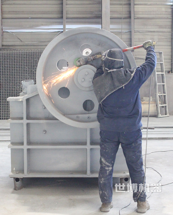 微型颚破机工人正在加工