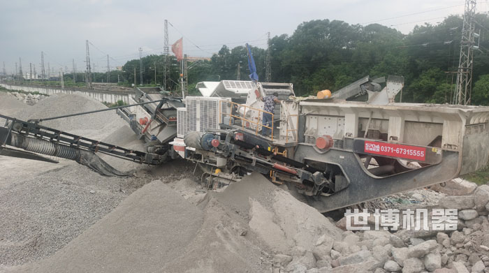 履带式破碎站工作现场
