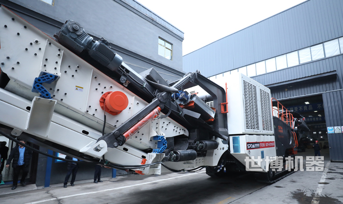 履带式岩石破碎机开出车间准备发货