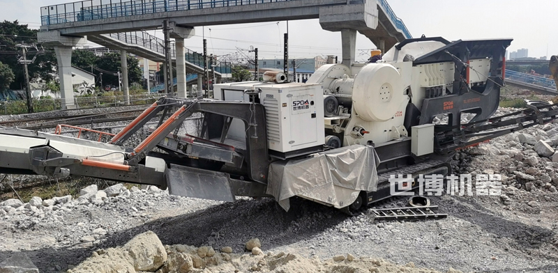 履带式SC106L液压岩石破碎机破碎混凝土块现场