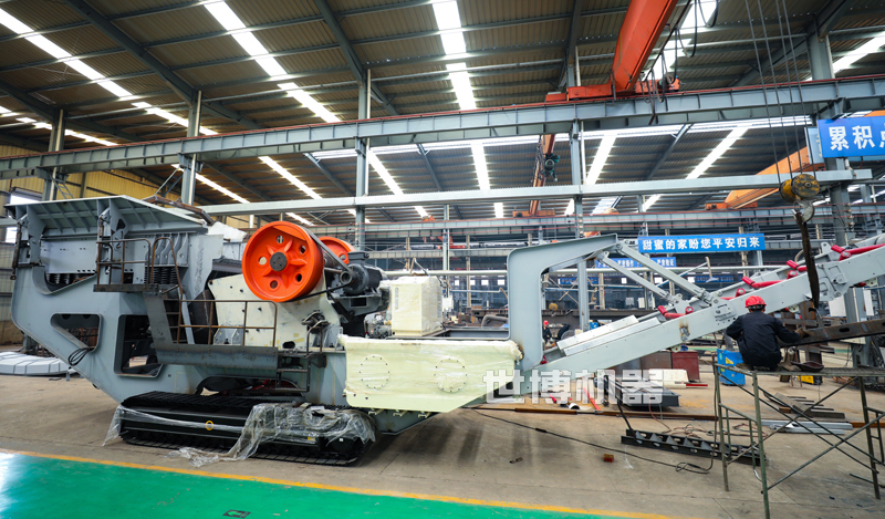 SC106L履带式液压岩石破碎机组装车间