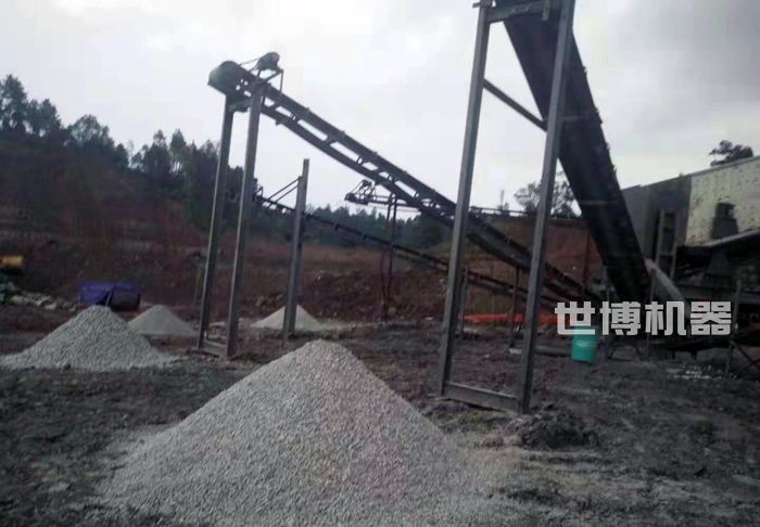 振动筛出来的多种规格的石子