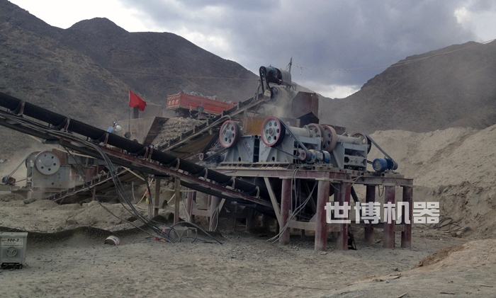 碎石机工作现场图