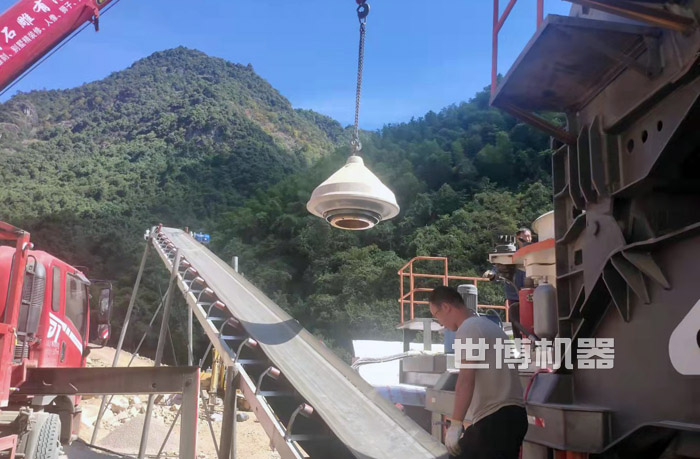 圆锥破碎机动锥正在吊装