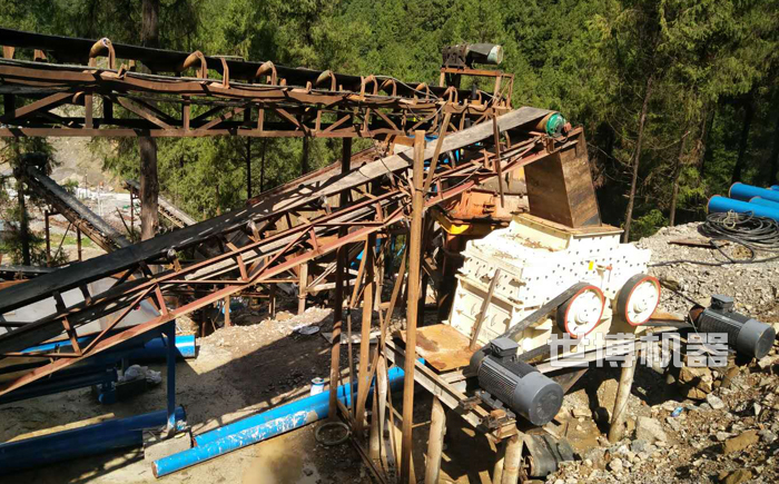 两百吨每小时产量的双转子锤头式制砂机安装现场