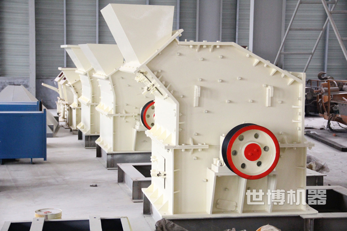 排列整齐的细碎机准备发往客户现场