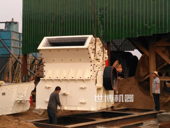 1818细碎机吊装现场