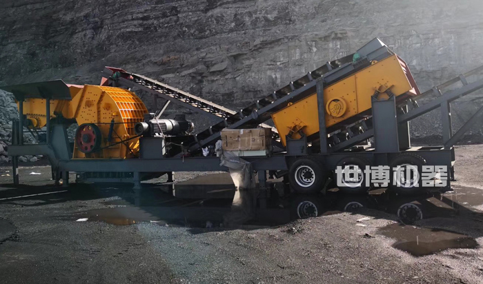 移动式三合一重锤破碎机安装现场