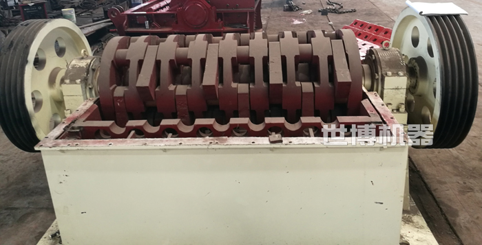 重锤式破碎机内部结构图