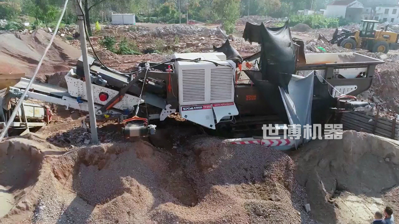 履带式破碎站工作现场