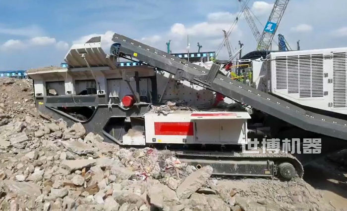履带式破碎站正在破碎建筑垃圾现场图