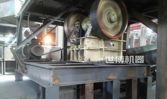 颚式破碎机用来破碎原煤工作现场