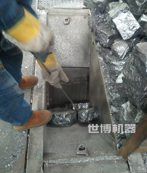 颚式破碎机破碎煤炭进料口