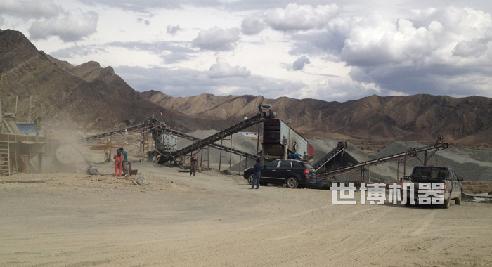 反击式破碎机工作现场