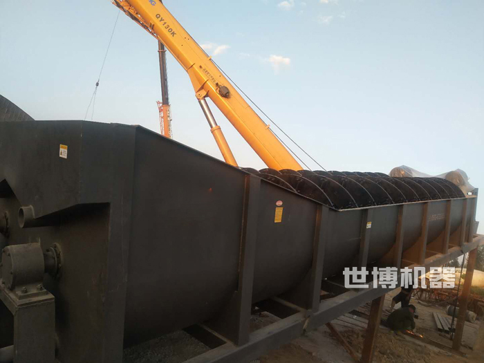 XL1120洗砂机正在吊装