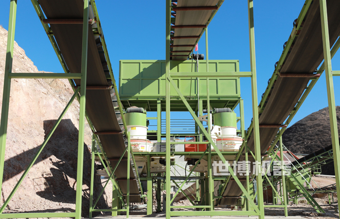 两台VSI1263制砂机与料仓特写