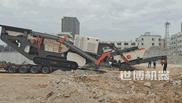 移动履带破碎站从板车上开下来