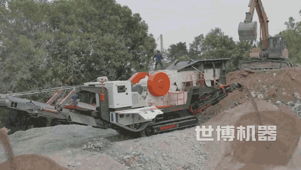 履带式移动破碎机工作现场