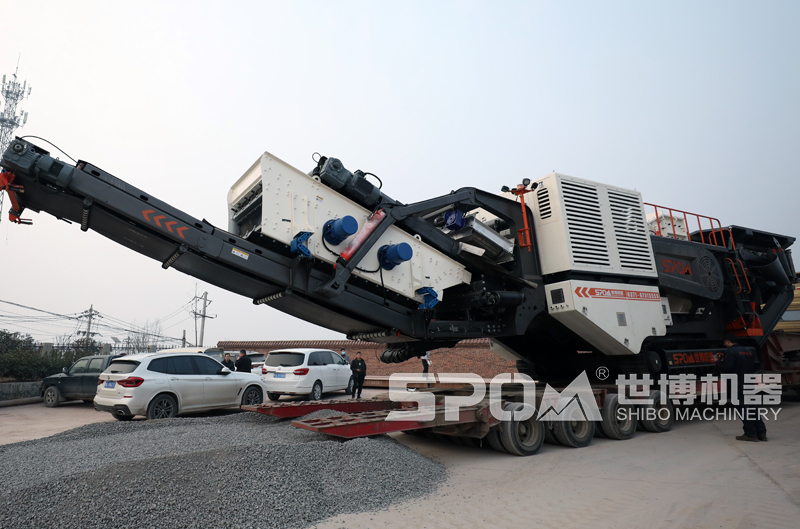 履带式破碎站客户卸车现场